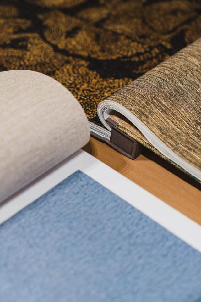 staal van behangpapier in de showroom van aerts interieur