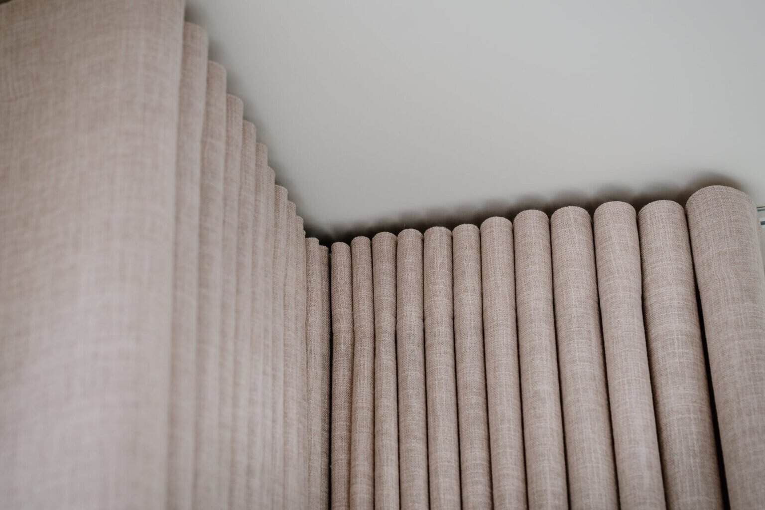 wave gordijnen beige in de woning van de familie de wilde in lommel