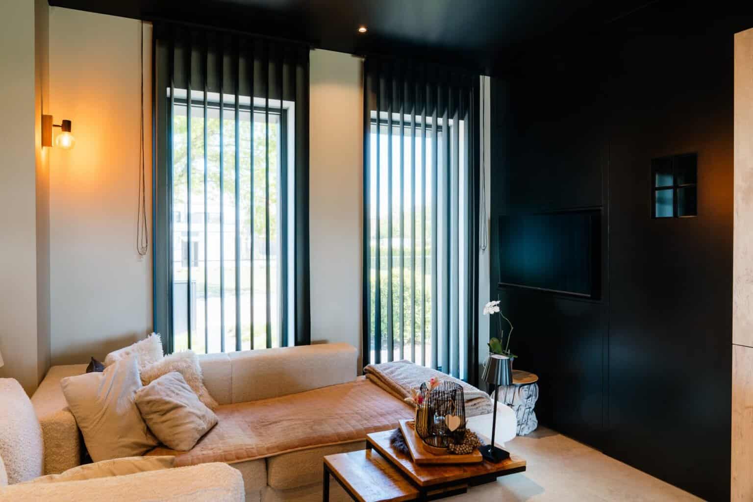 Living met zwarte Illusions lamellen, zwart plafond en donkere wandafwerking — Balen