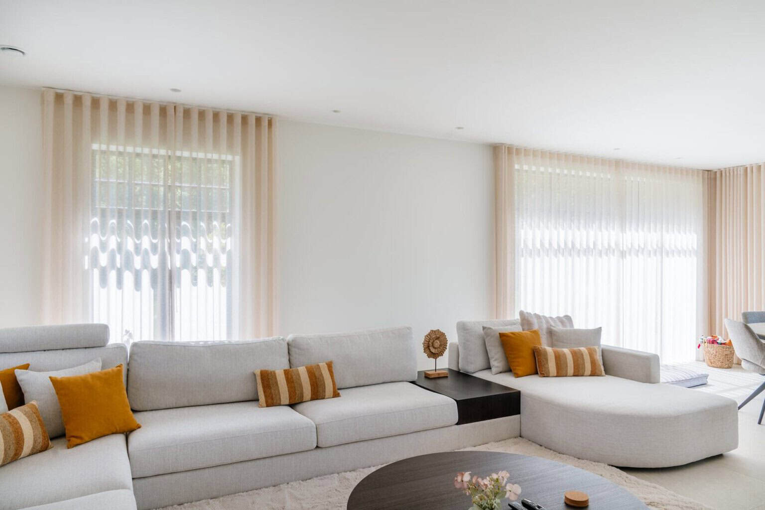 Hoekzitbank met okergele kussens voor wave gordijnen in zandbeige - living woning Balen