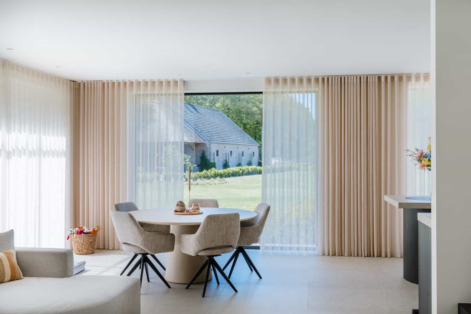 Eethoek met ronde tafel voor grote schuifdeur met wave gordijnen - eetruimte woning Balen
