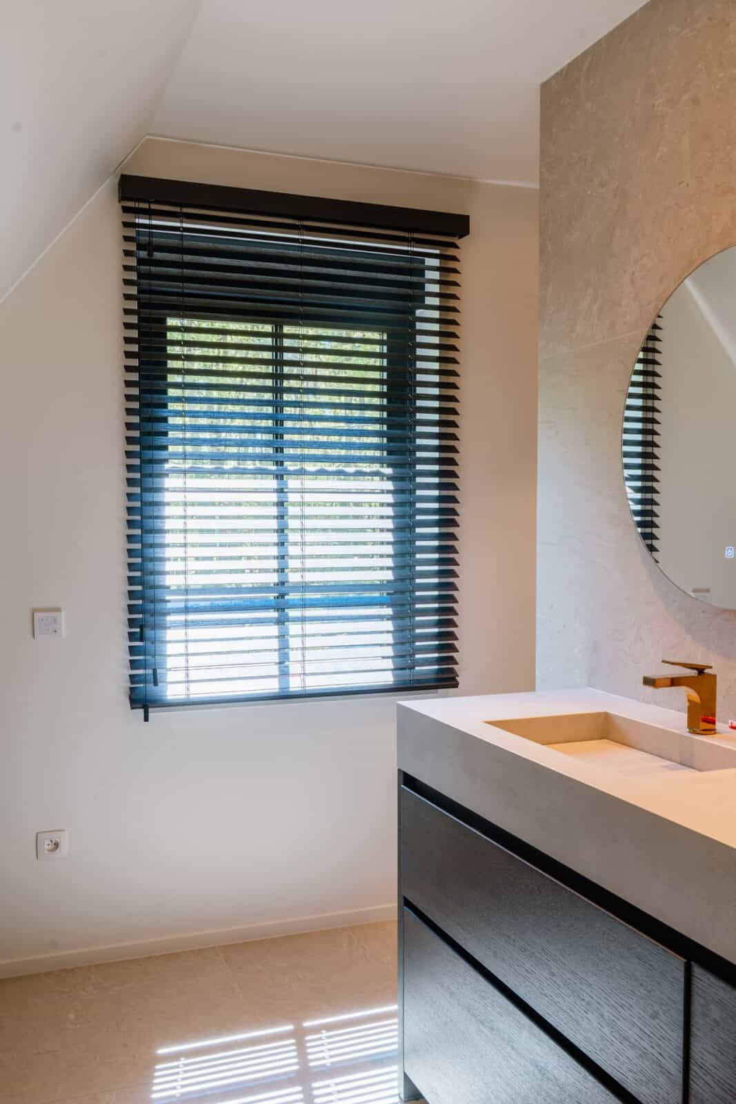 Houten lamellen in badkamer naast wastafelmeubel - badkamer woning Balen