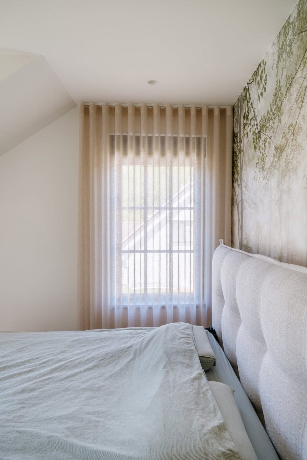Wave gordijnen in beige naast fotobehang met boommotief - slaapkamer woning Balen