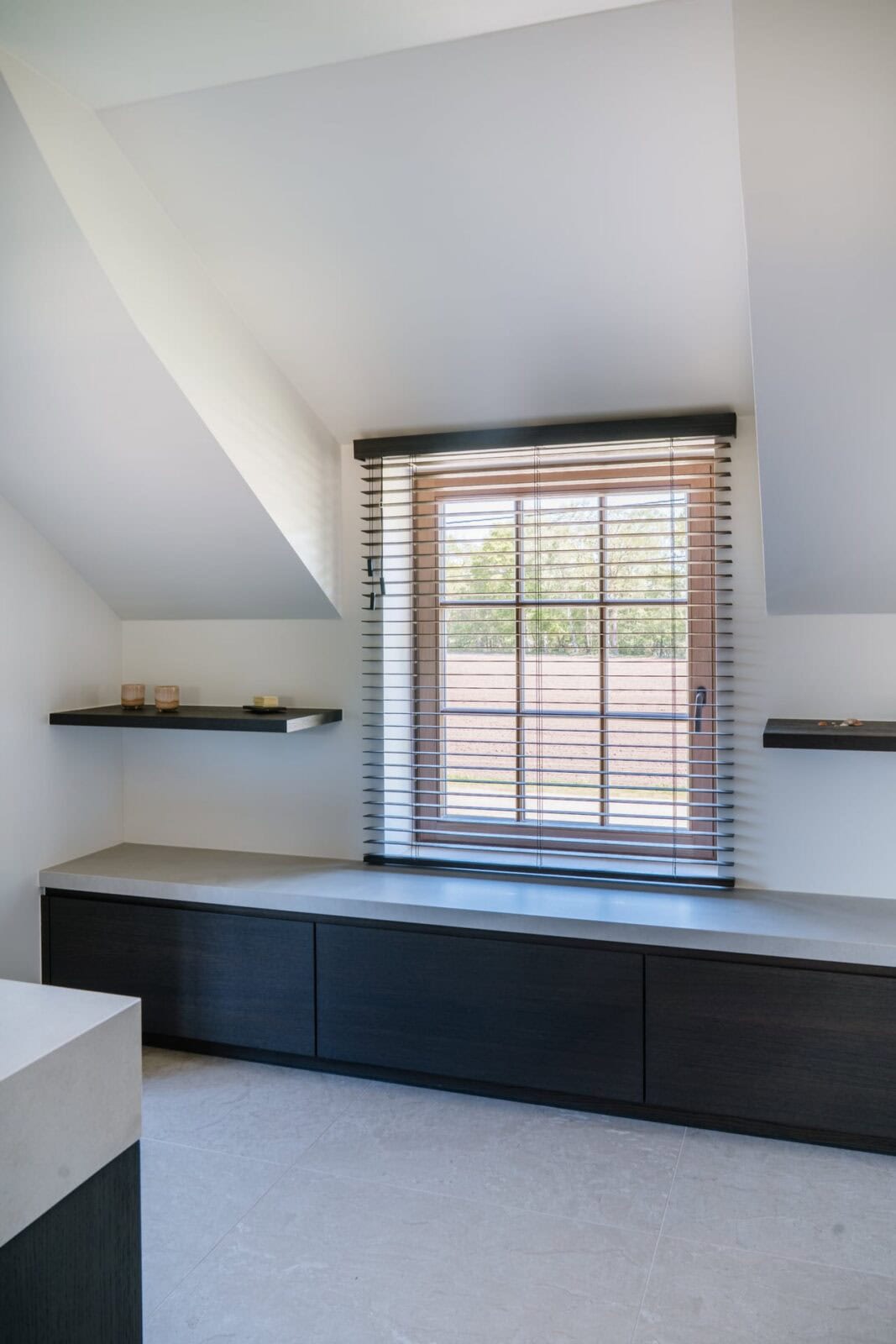 Warmbruine houten lamellen in dressing met donker maatwerk meubilair - badkamer boven woning Balen