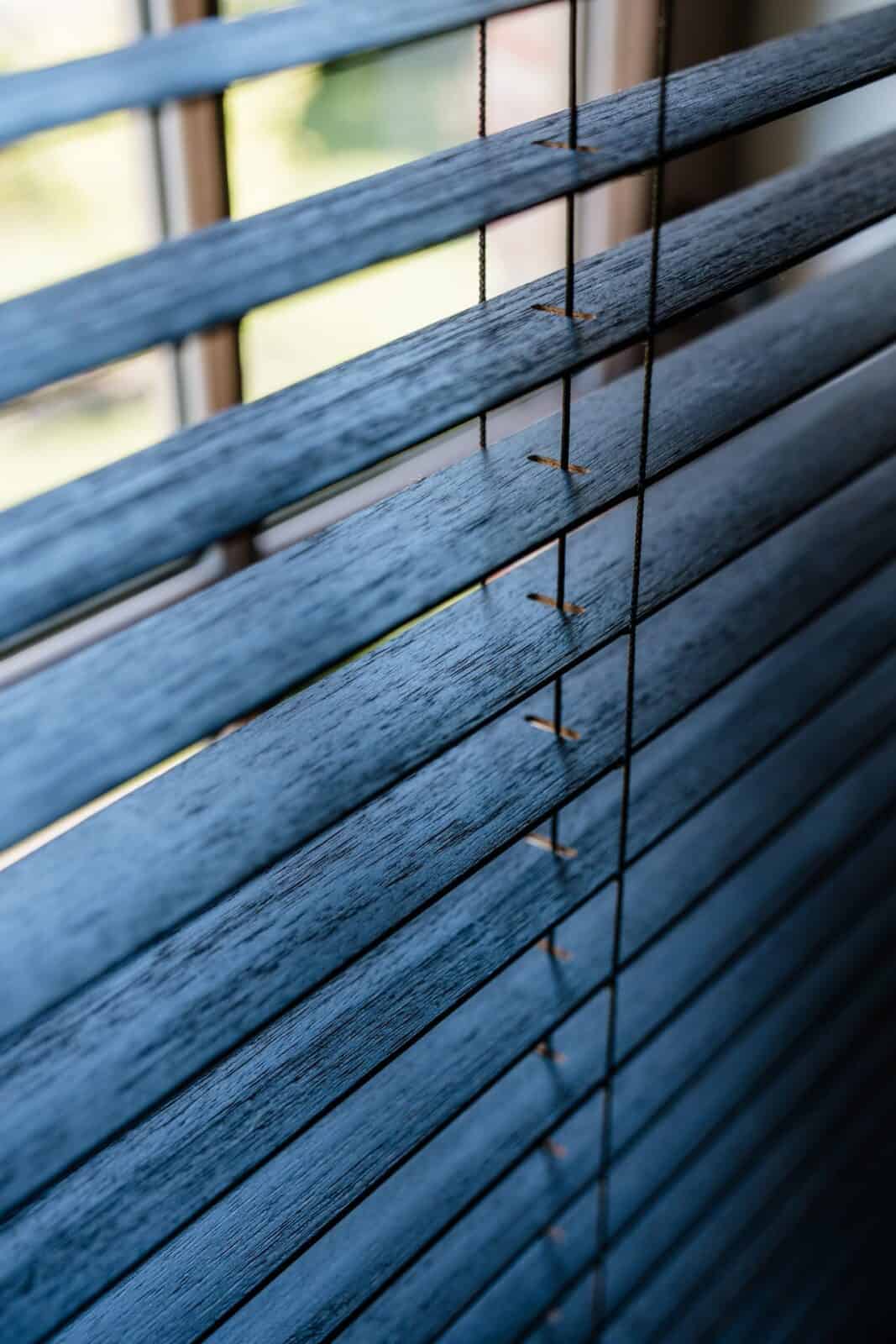 Close-up houten lamellen met zichtbare houtnerf en koordsluiting - detail raamdecoratie woning Balen