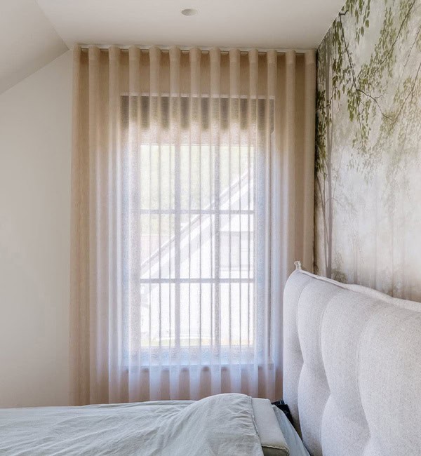 Wave gordijnen in beige naast fotobehang met boommotief - slaapkamer woning Balen 2