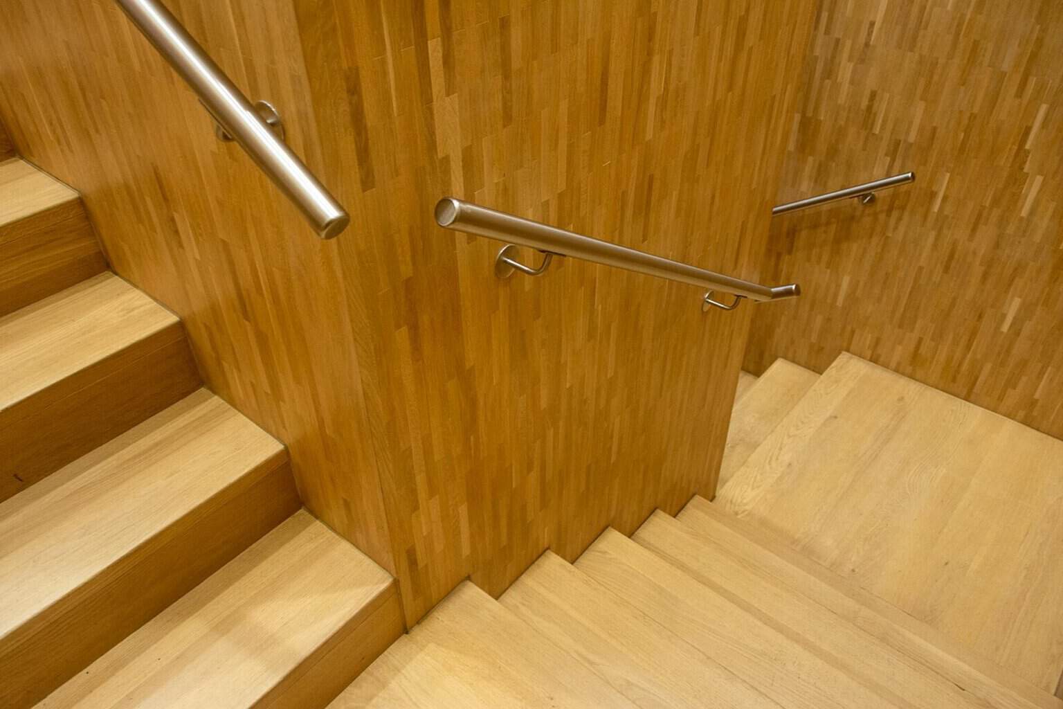 houten trappenhal met houten muur