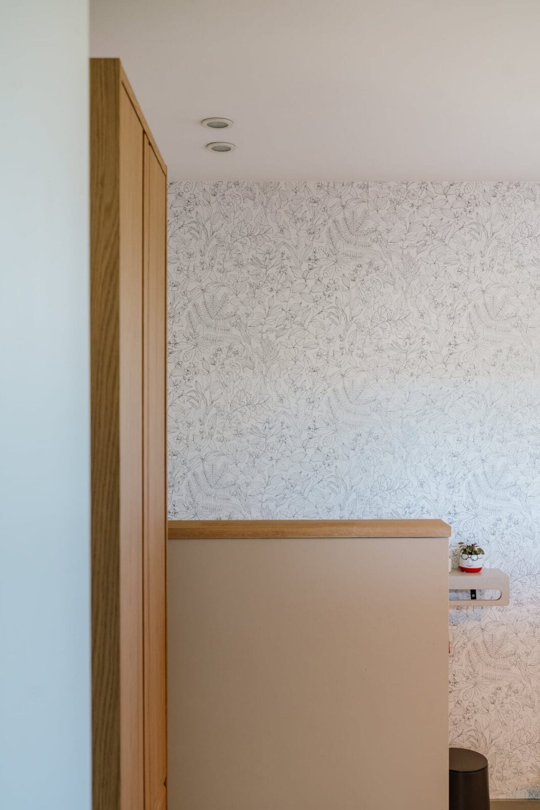 Botanisch lijntekening behang op overloop met houten trapleuning — woning Mol