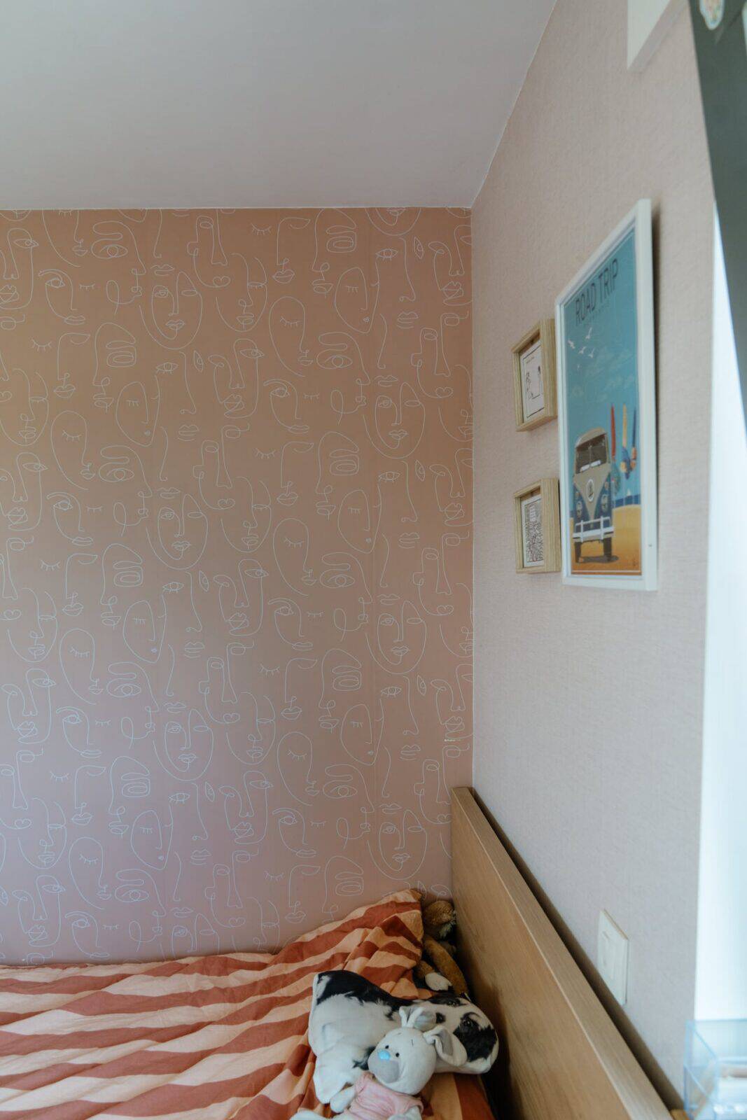 Kinderkamer met oudroze behang en abstracte gezichtjesprint — woning Mol