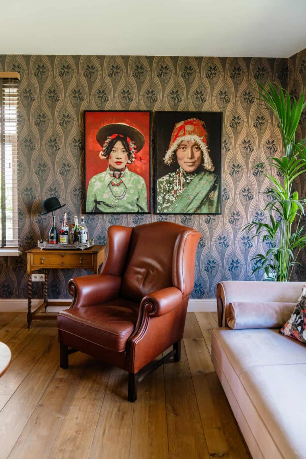 Art nouveau behang in blauwgrijs met lederen fauteuil en portretkaders — living woning Lommel
