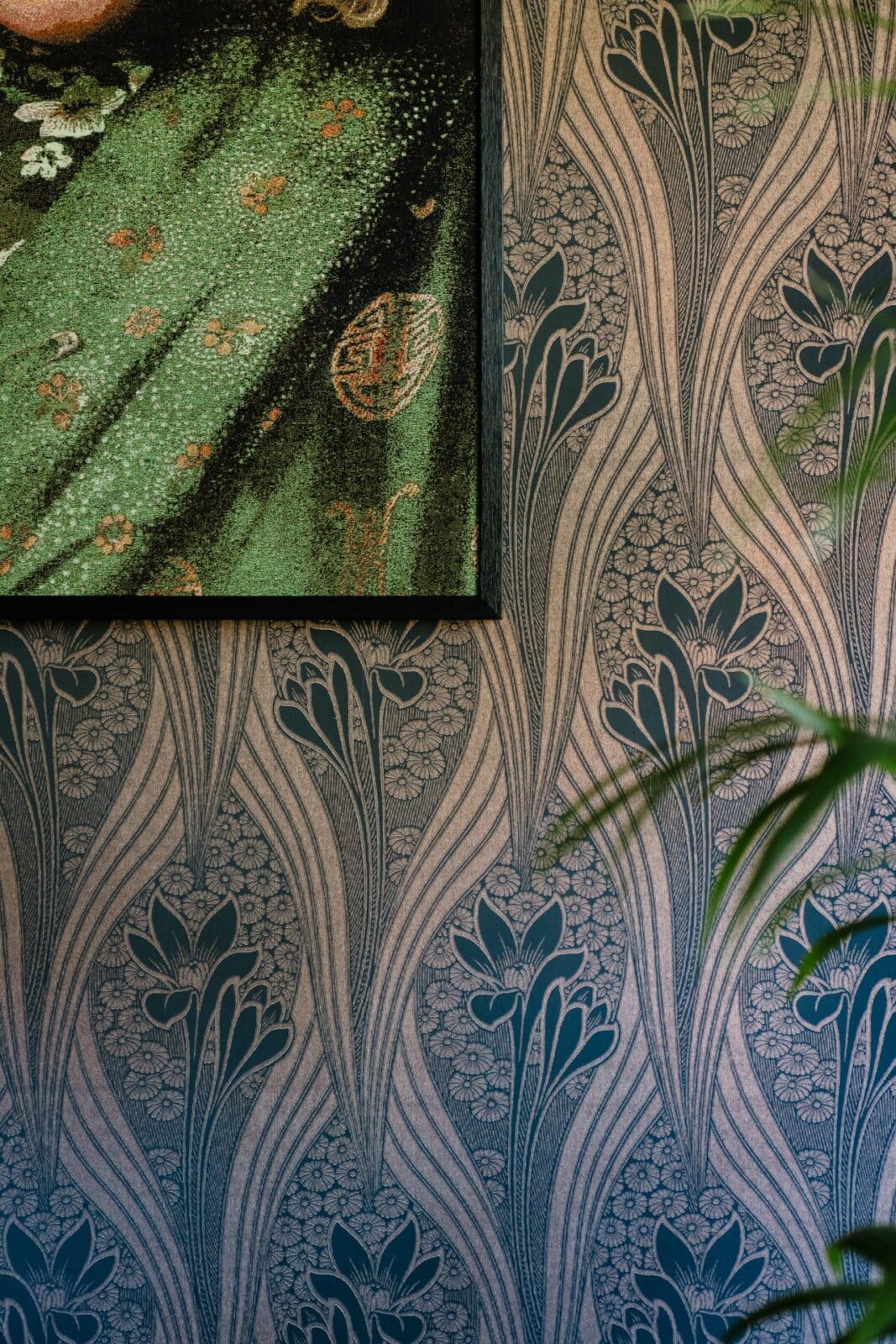 Close-up art nouveau bloemenpatroon behang in blauw en goud — woning Romers Lommel