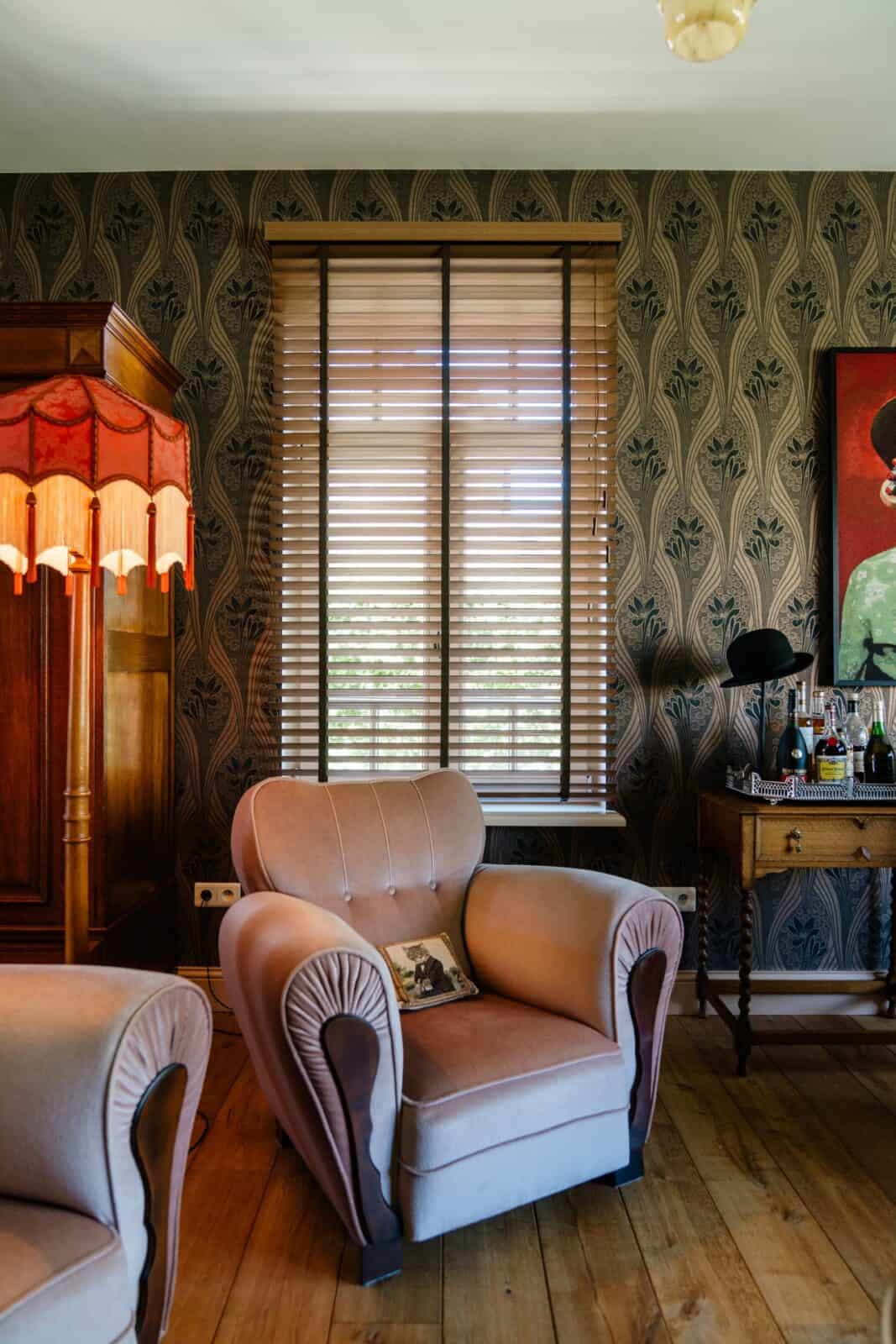 Houten lamellen naast vintage fauteuil in art nouveau living — woning Lommel