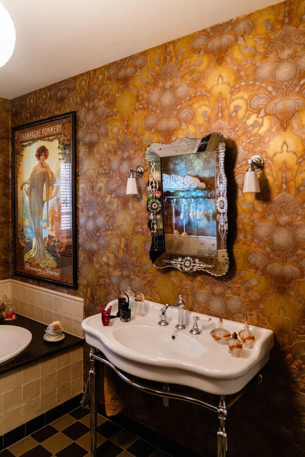 Goudbruin ornamenteel behang in badkamer met vintage wastafel en Venetiaanse spiegel — woning Lommel
