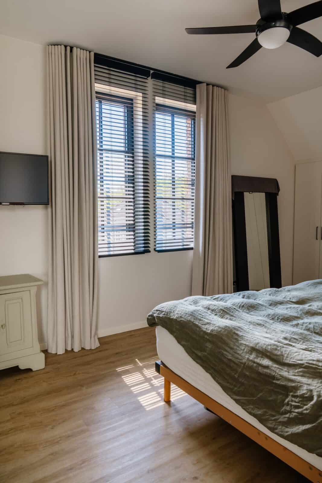 Combinatie wave gordijnen en donkere houten lamellen in slaapkamer - slaapkamer woning Geel