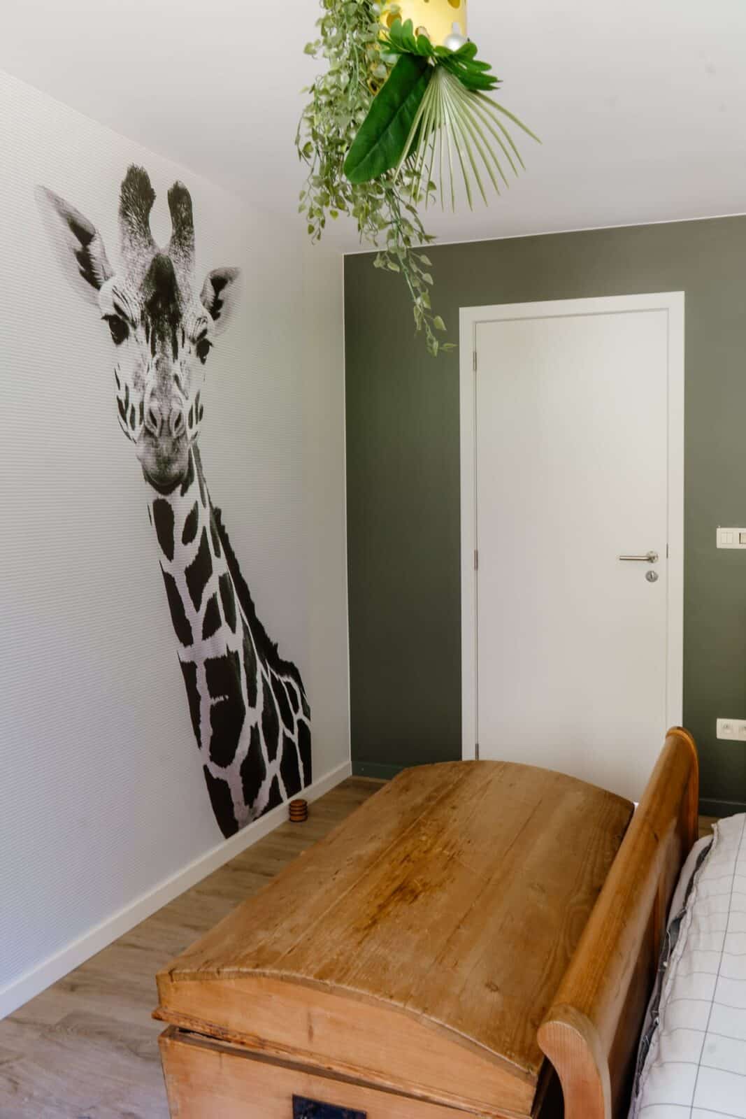 Fotobehang giraffe in zwart-wit op accentmuur met olijfgroene verf - kinderkamer woning Geel