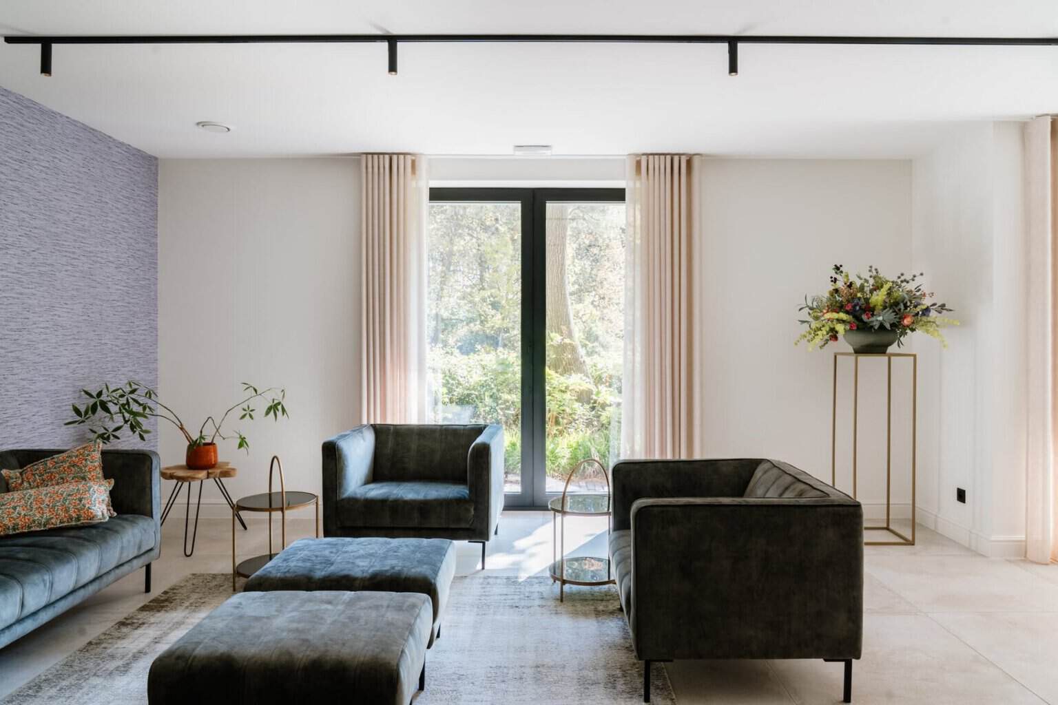 Living met lila behangmuur en roze wave gordijnen — Eikenhoef Boutique Hotel Lommel