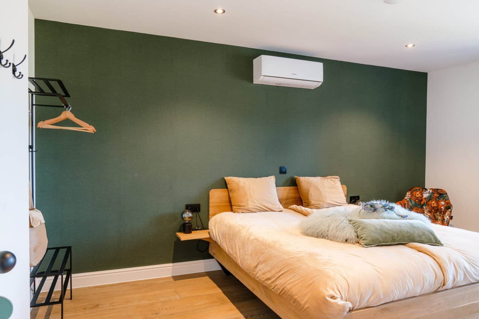 Slaapkamer met donkergroen behang als hoofdwand — Eikenhoef Luxury Hotel