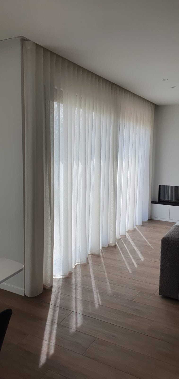 itte wave gordijnen in verborgen koof met gebogen rail over volledige gevelbreedte in een moderne living – realisatie Aerts Interieur Lommel