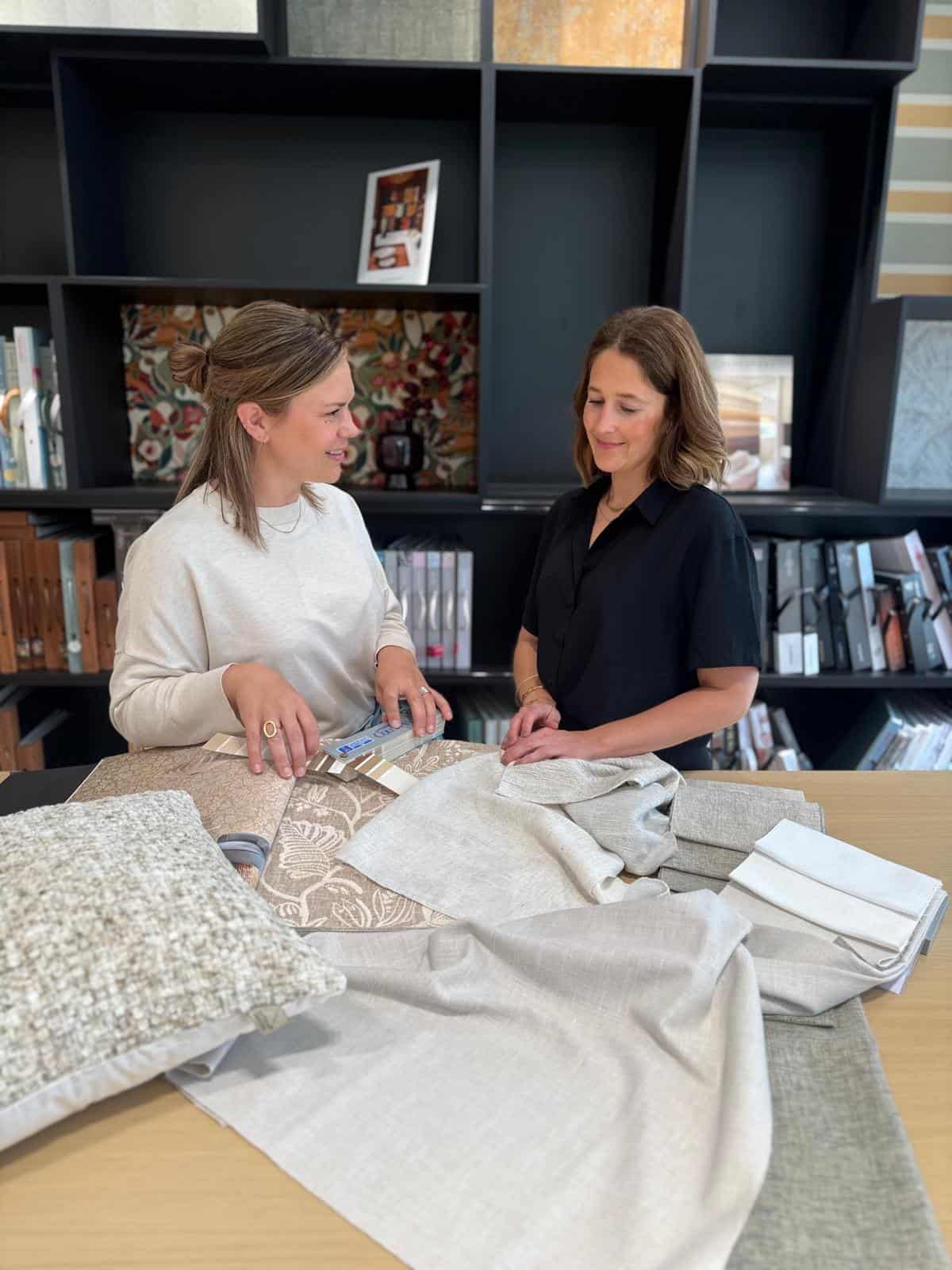 valerie en valerie van aerts interieur geven uitleg over kleuren en stoffen