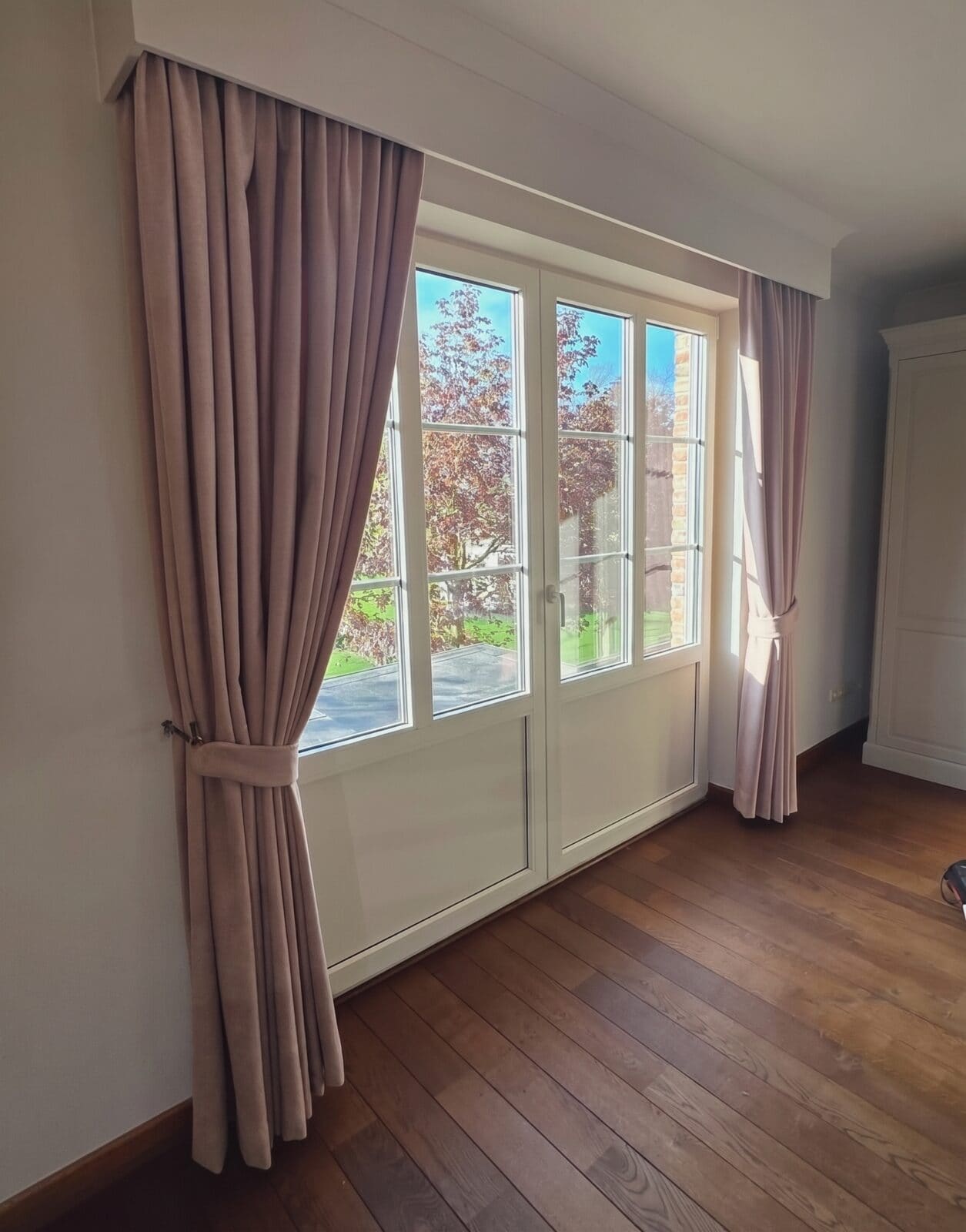gordijnen tot op de grond in een landelijke slaapkamer