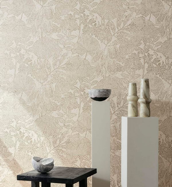 beige behangpapier met motief en relief achter kunstwerken